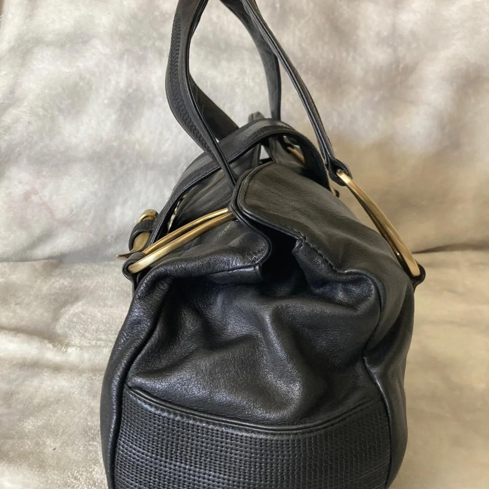 Elegant Black Leather Shoulder Bag with Gold Accents - Picture 4 of 14